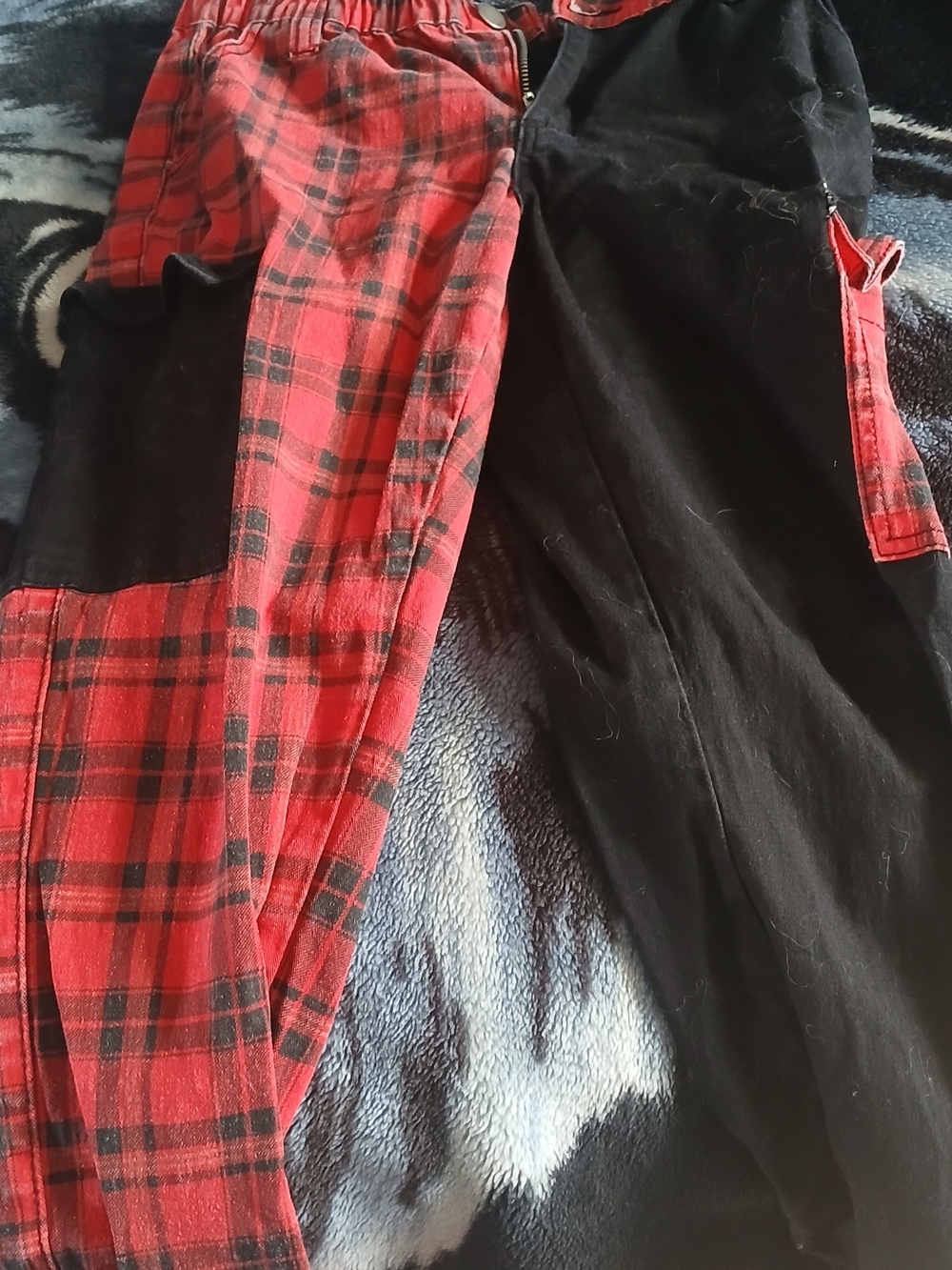 Hot topic black red plaid tartan goth punk alternative cargo jeans size medium​